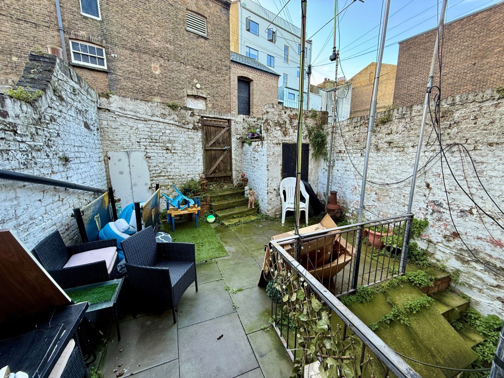 Lot: 88 - VACANT FOUR STOREY PROPERTY IN TOWN CENTRE - Garden to rear